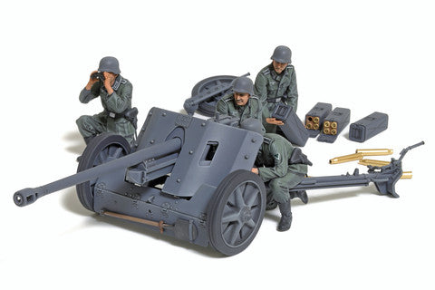 Model of a World War II-era artillery piece with soldiers around it on a white background