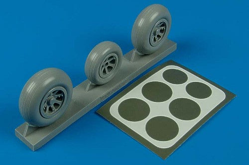 Lockheed P-38L-5-L0 lightning wheels and paint masks (designed to be used with Trumpeter kits)