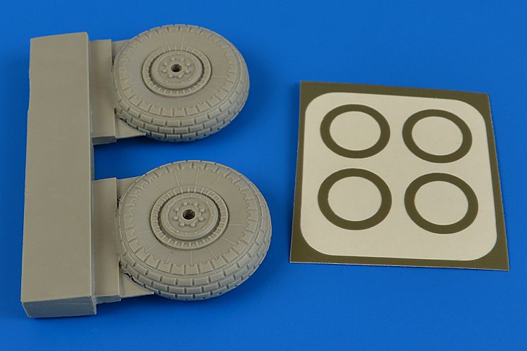 Ilyushin Il-2M3 wheels & paint masks (designed to be used with Hobby Boss kits)