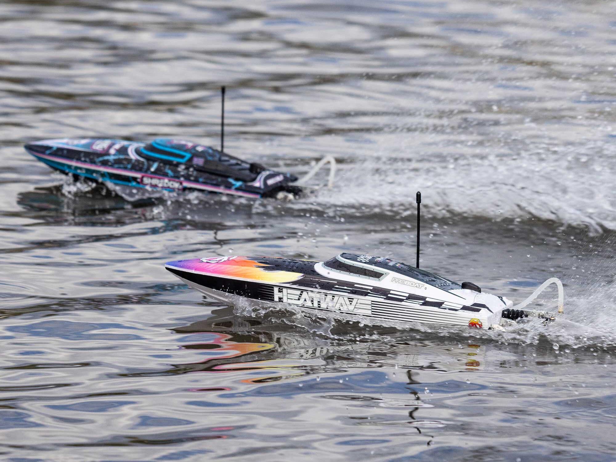 Recoil 2 18" Self-Righting Brushless Deep-V RTR, Heatwave