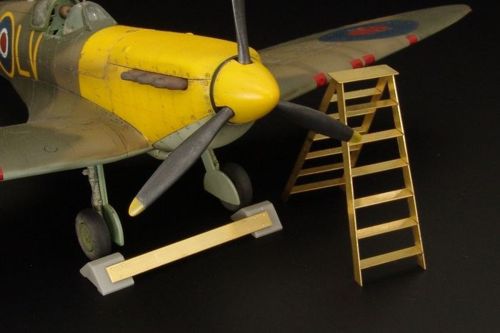 British wheel chock + ladder resin accessories for RAF aircraft
