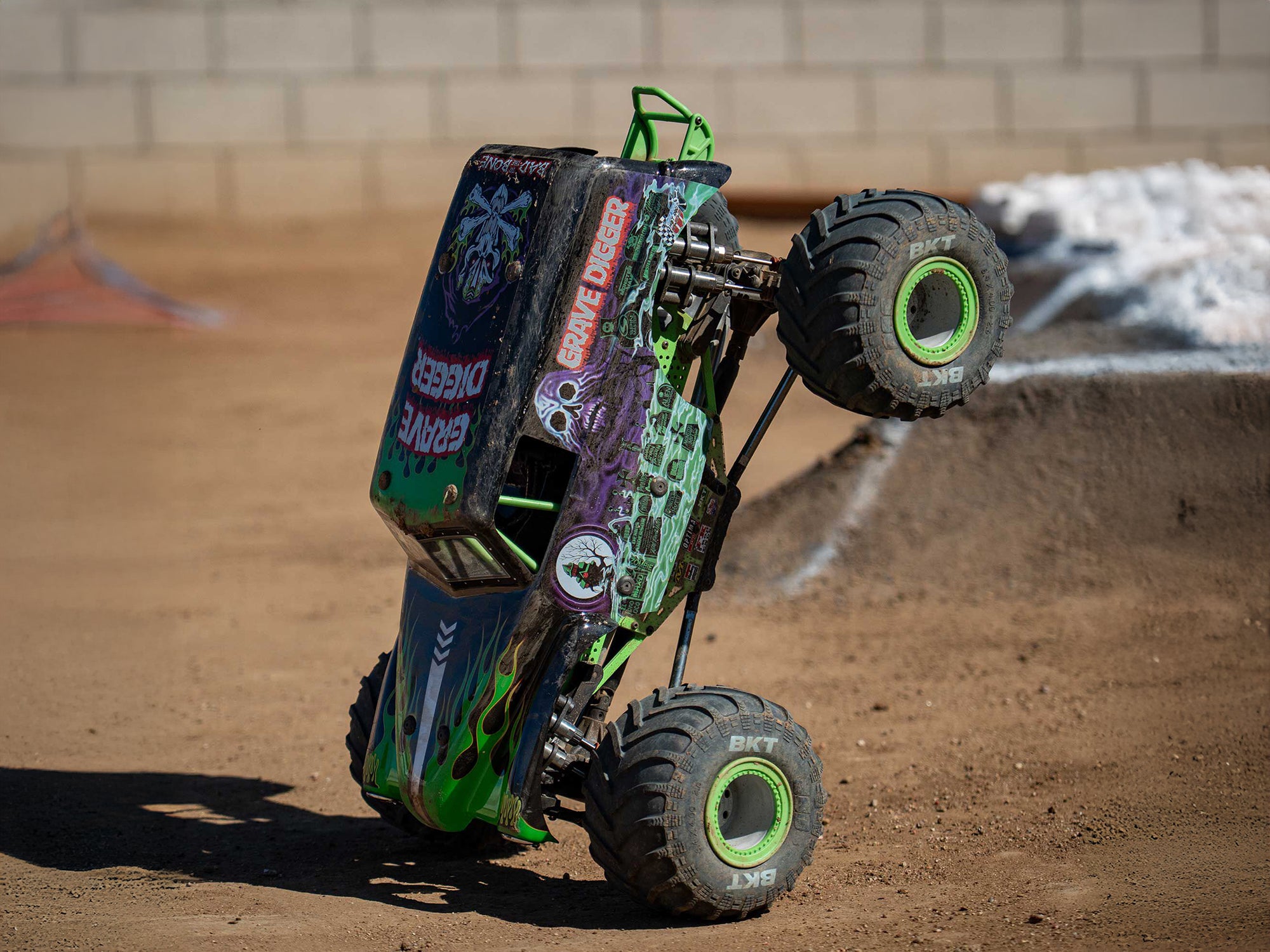 Arrma 1/8 LMT 2.0 Grave Digger 4X4 Solid Axle Monster Truck RTR