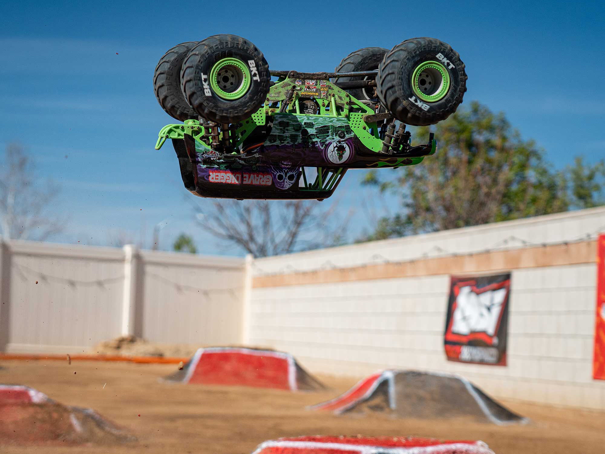 Arrma 1/8 LMT 2.0 Grave Digger 4X4 Solid Axle Monster Truck RTR