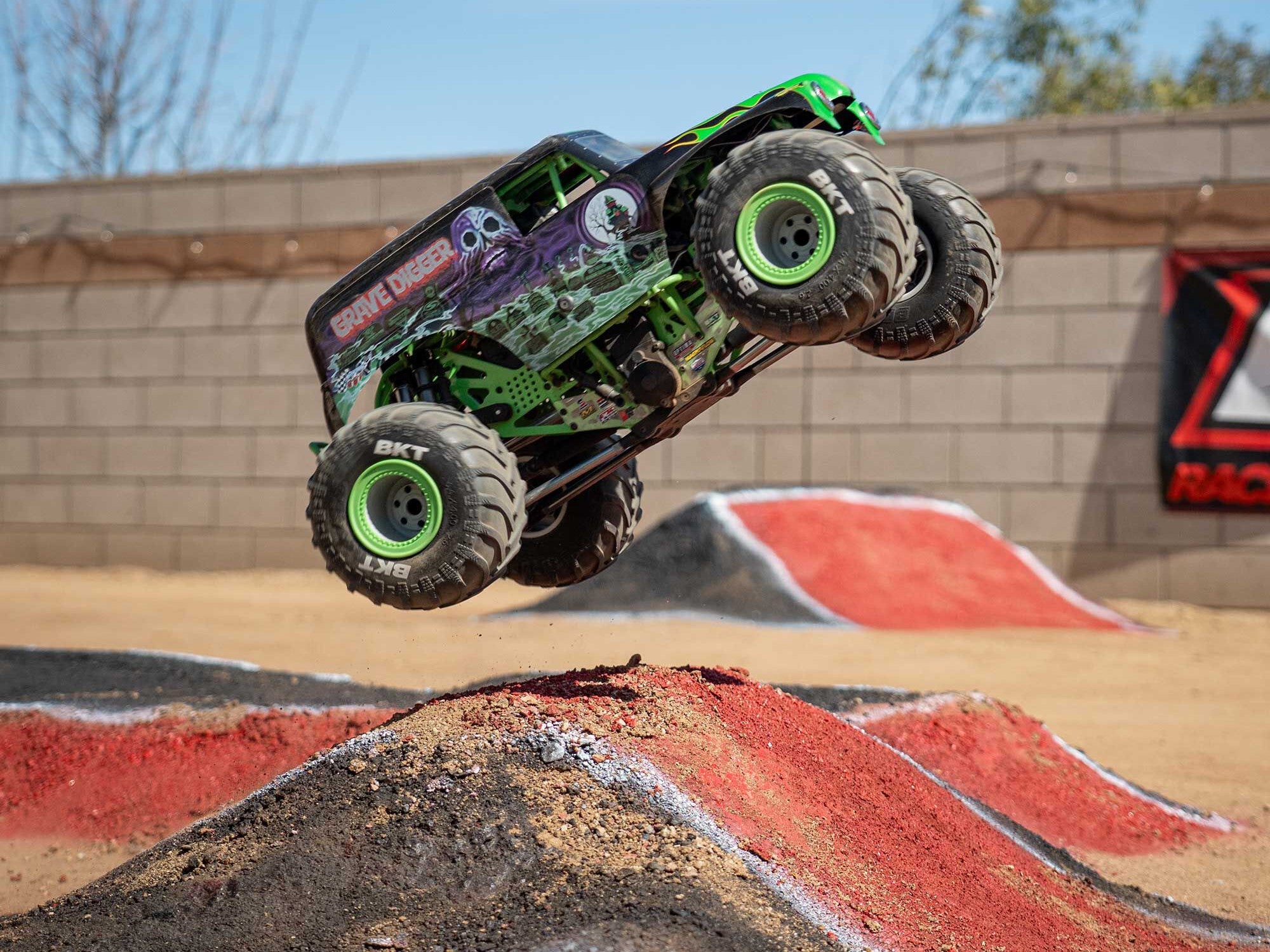 Arrma 1/8 LMT 2.0 Grave Digger 4X4 Solid Axle Monster Truck RTR