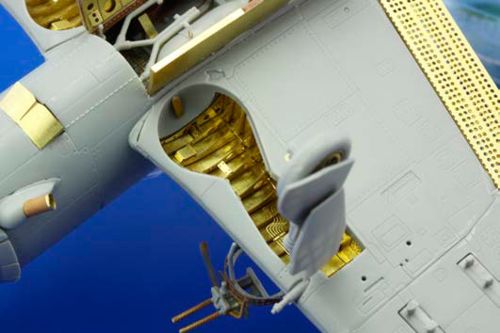Curtiss SB2C-3/SBC-4 Helldiver undercarriage (designed to be used with Cyber-Hobby kits)
