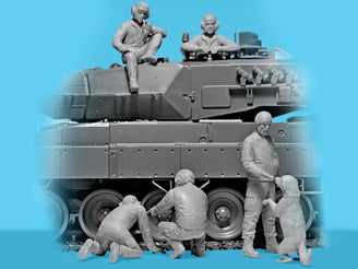 ICM Leopard 2 Crew of the Armed Forces of Ukraine (5 Figures & Dog)