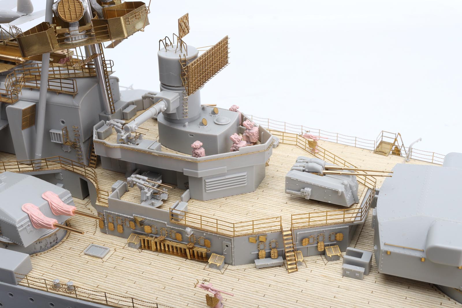 DKM Scharnhorst model kit detailed view showcasing brass and wood elements in 1/200 scale.