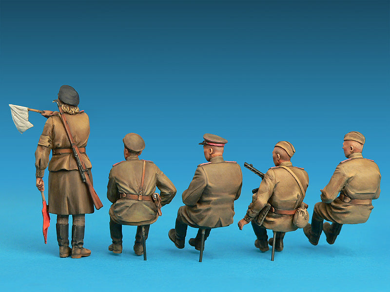 SOVIET JEEP CREW. SPECIAL EDITION Unassembled Plastic Model Kit contains five Figures and Weapons