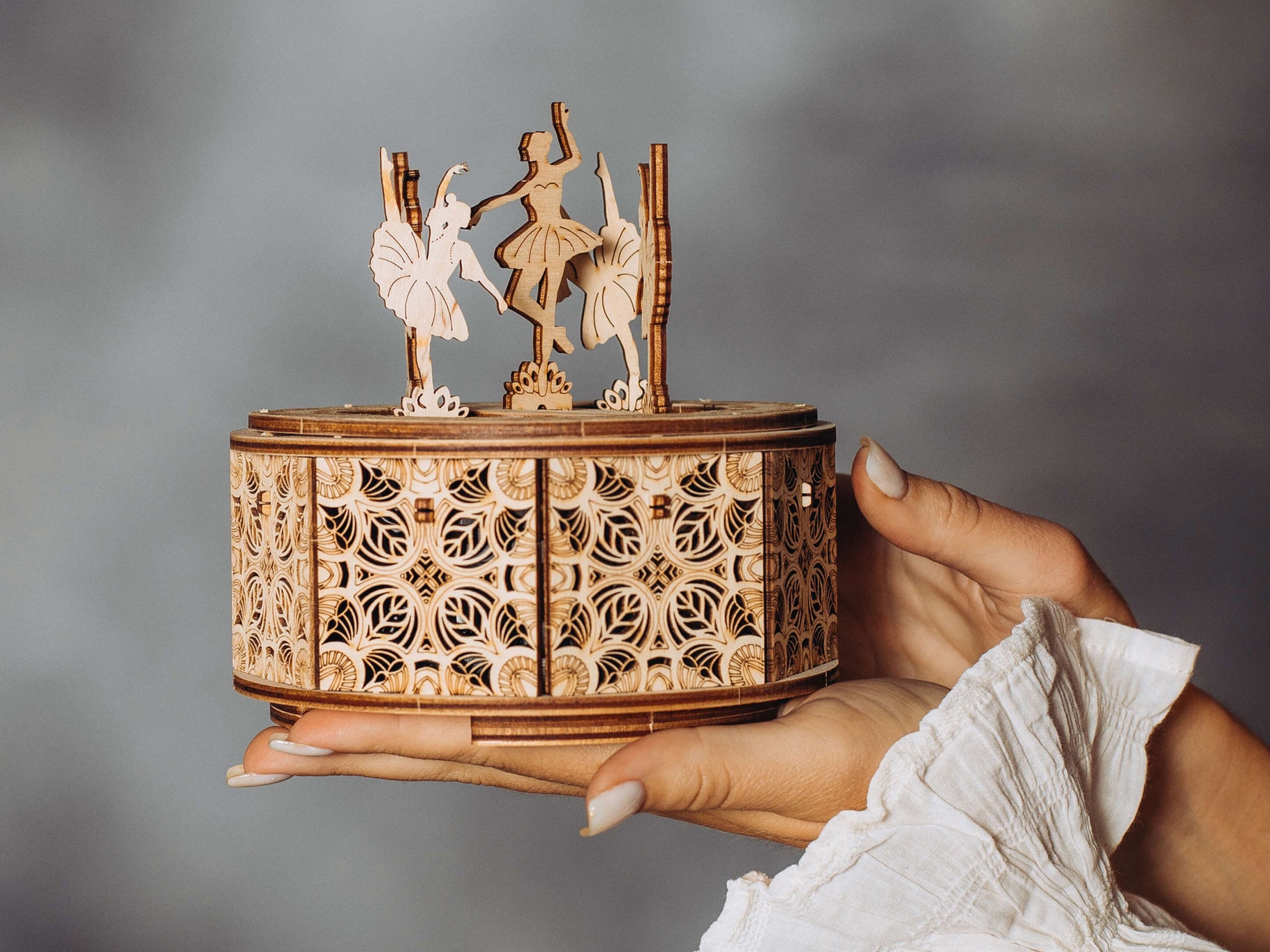 Dancing Ballerinas ( music box)
