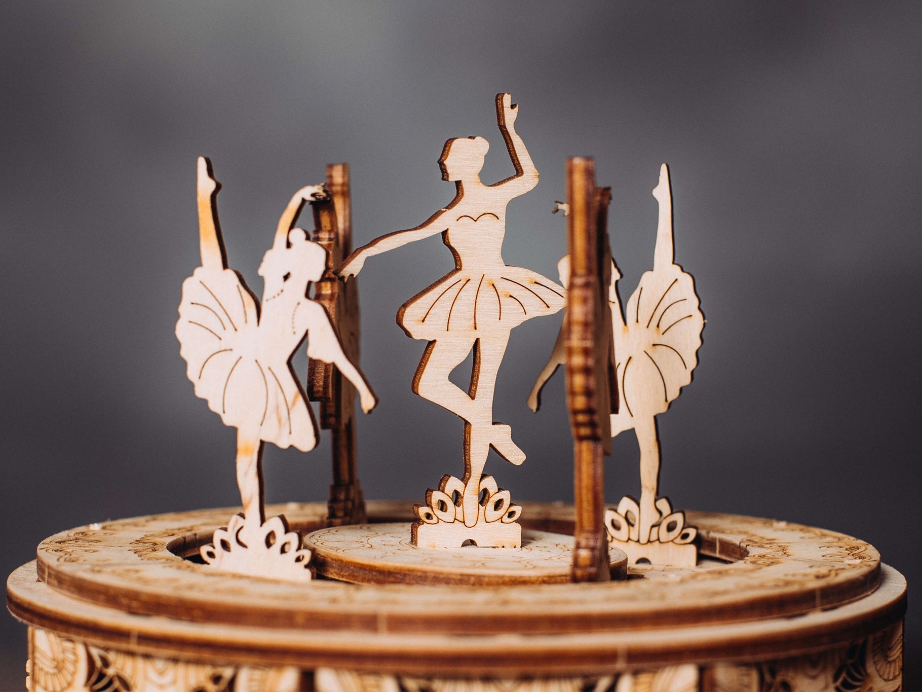 Dancing Ballerinas ( music box)