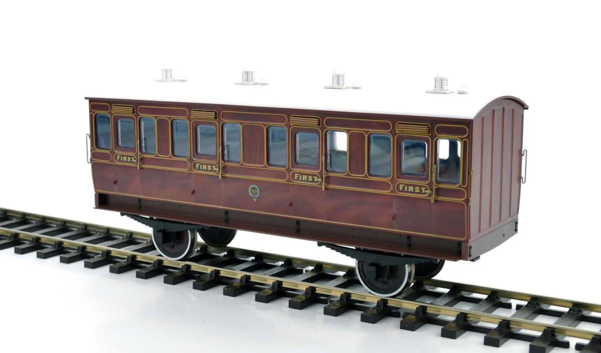 Dapol Stroudley 4whl Suburban 1st 707 Mahogany Lit (DCC-Fitted) DA7P-020-400D
