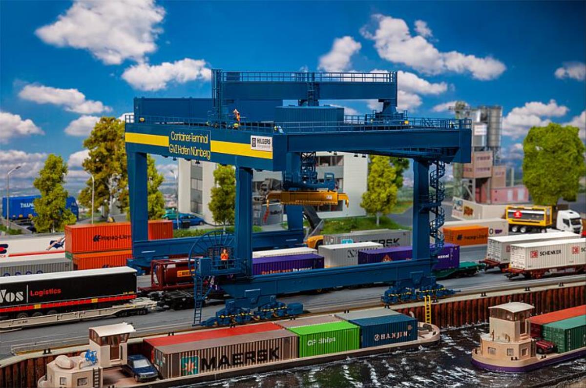 Faller GVZ Hafen Nurnberg Container Gantry Kit FA120291