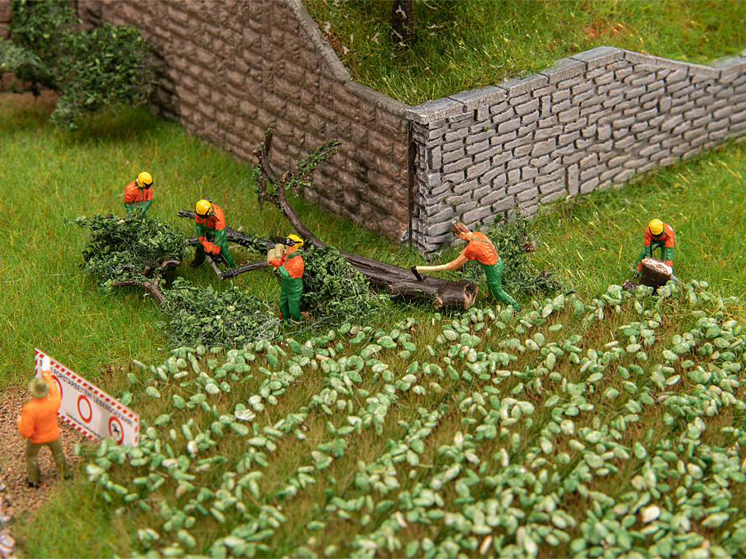 Faller Modern Forestry Workers (6) Figure Set FA151690