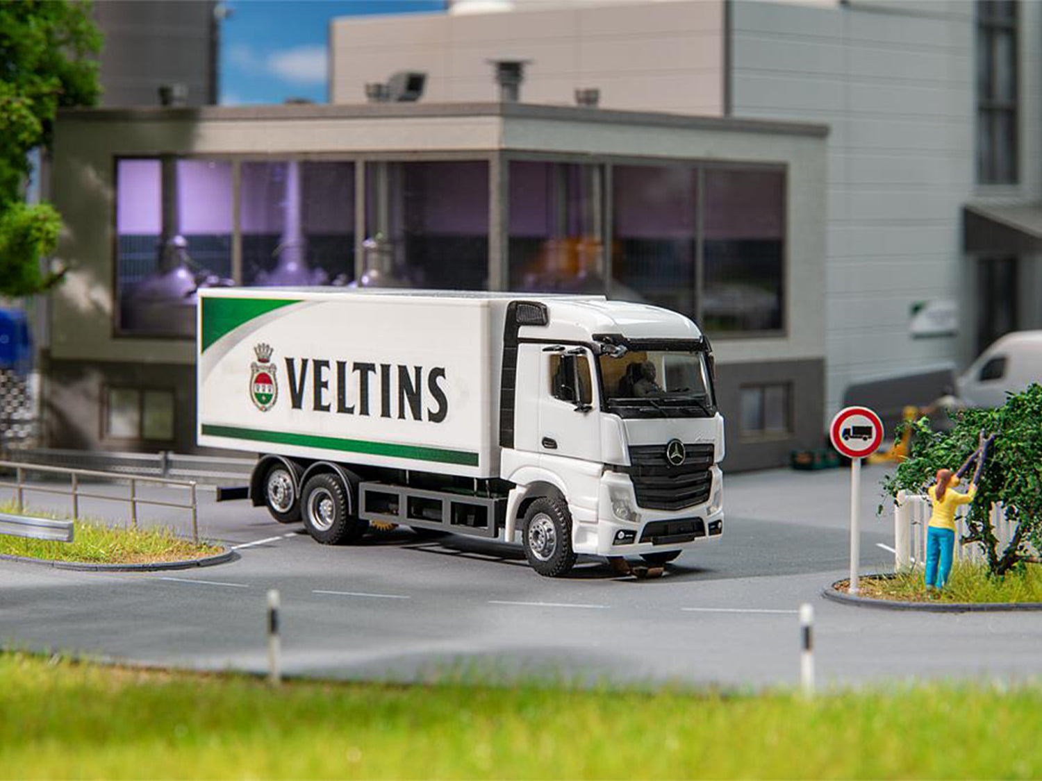 Faller Car System MB Actros Streamspace Box Body Veltins FA161439