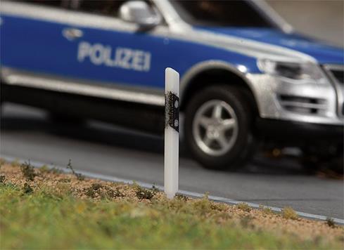 Faller Roadside Marker Posts (32) Kit III FA180931