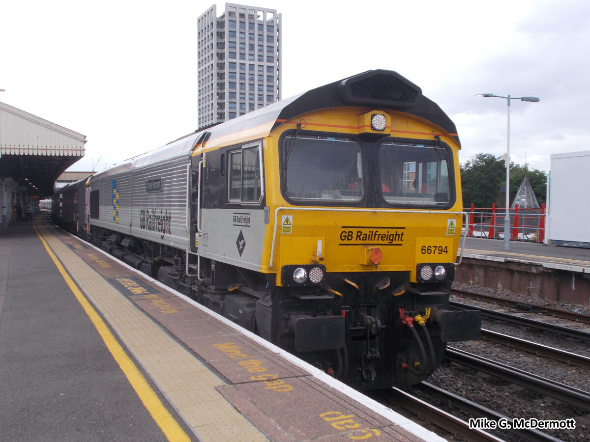 GM Collection Class 66 794 'Steve Hannam' Railfreight Petroleum GM2210105