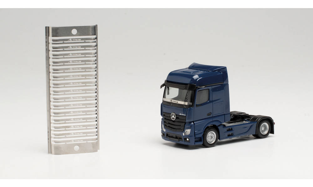 Herpa Stone Chip Windscreen Protectors (15) MB Actros HA055284