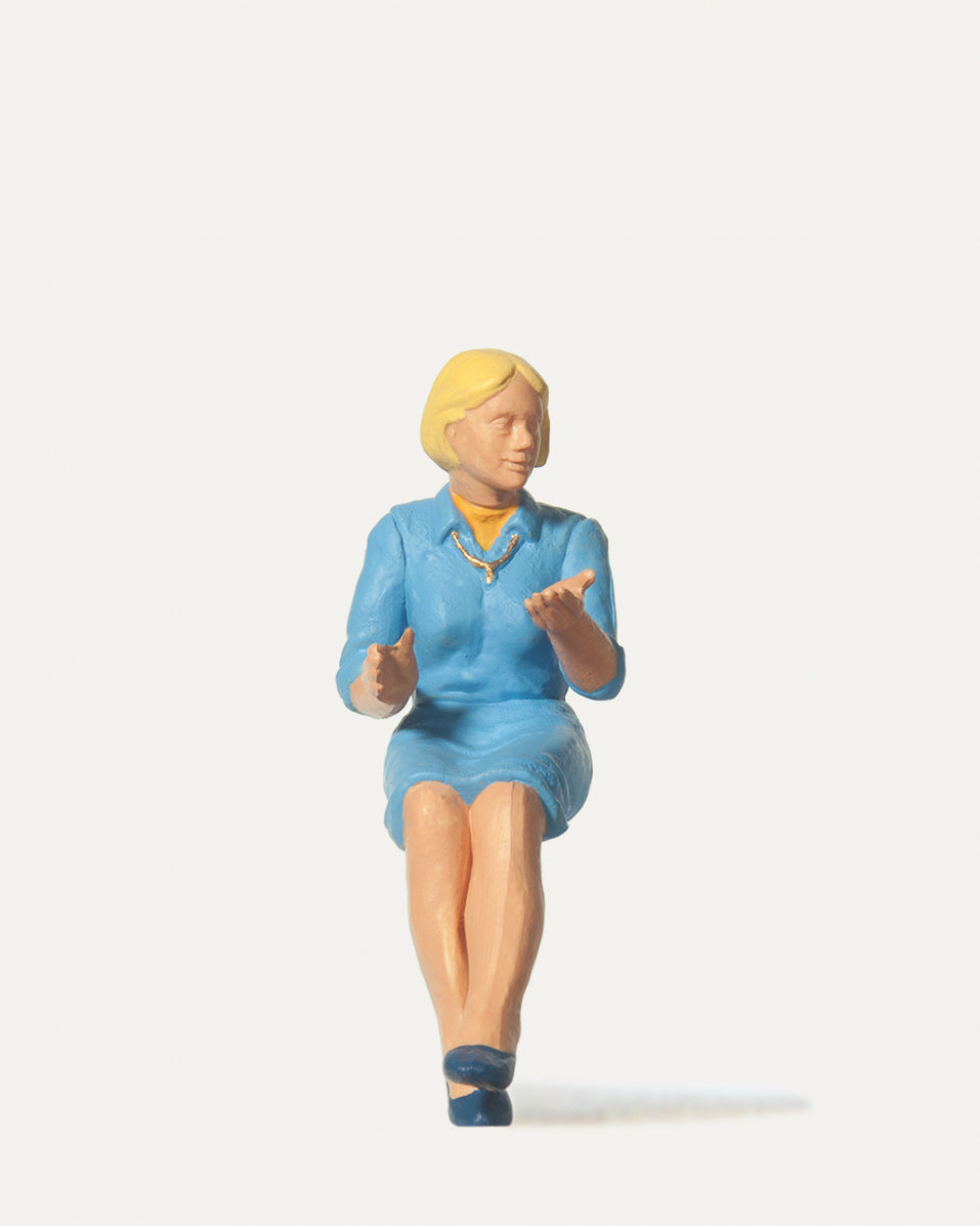 Merten Woman Applauding Figure MRT0240006