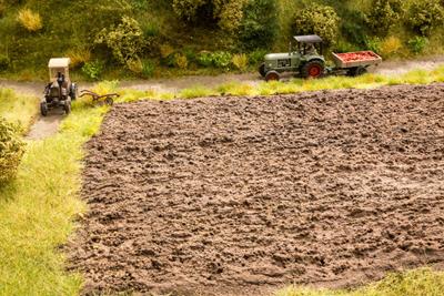 Noch Arable Land Natur+ Mat 22x20cm with Grass Tufts (10) N07450