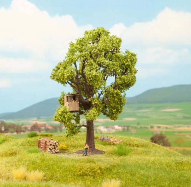 Noch Oak Tree with Treehouse 13cm N21767