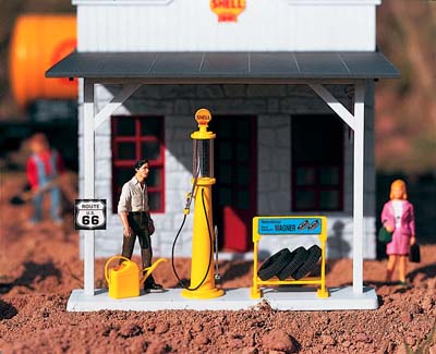 Piko Historic Yellow Petrol Pump and Accessories Kit PK62284