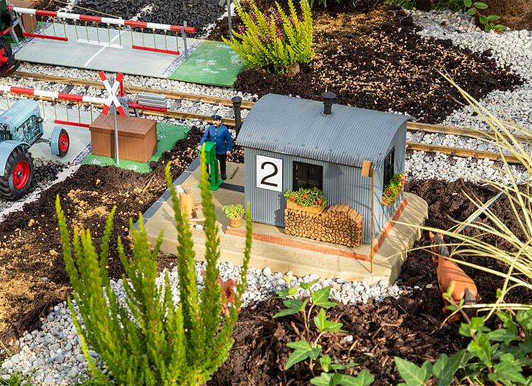 Pola Crossing Keeper's Hut with Figure Kit PO330878