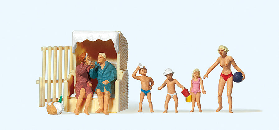 Preiser Couple in Beach Chair and Children (4) Exclusive Figure Set PR10438