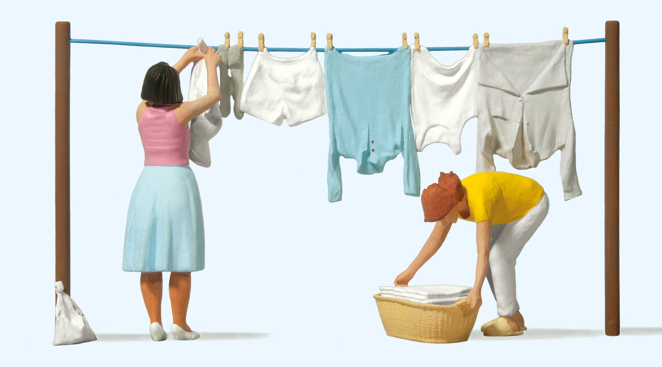 Preiser Women Hanging Laundry (2) Figure Set PR44936