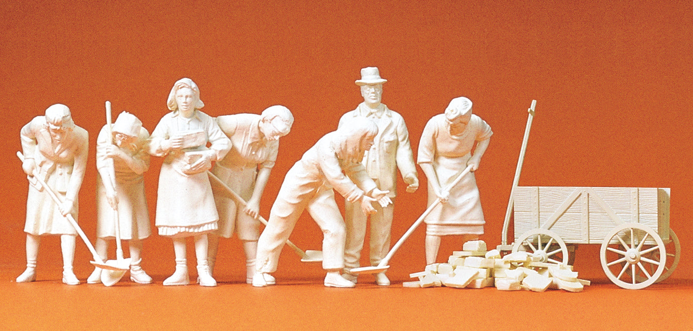 Preiser Women Digging in Ruins (7) Kit PR64011