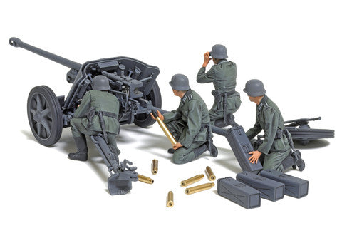 Model of soldiers operating a cannon with ammunition on a white background