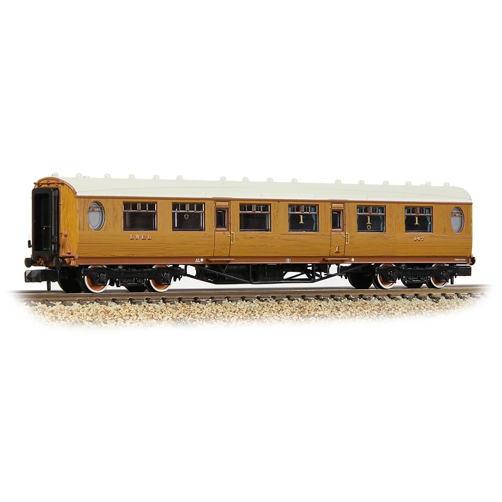 Graham Farish LNER Thompson Composite Corridor LNER Teak Effect 376-225A