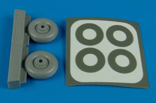 Macchi C.200 Saetta wheels and paint masks (designed to be used with Italeri kits)