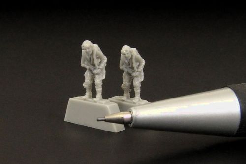 Luftwaffe pilots standing WWII x 2 German pilots (designed to be used with Beacon Models, Crown, Mark 1 Models and Revell kits