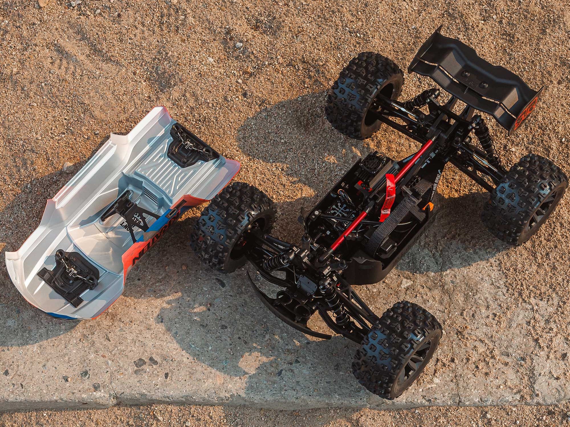 Arrma 1/8 KRATON 6S V6 4X4 BLX Speed Monster Truck RTR Blue/RedC-ARA8608V6T5