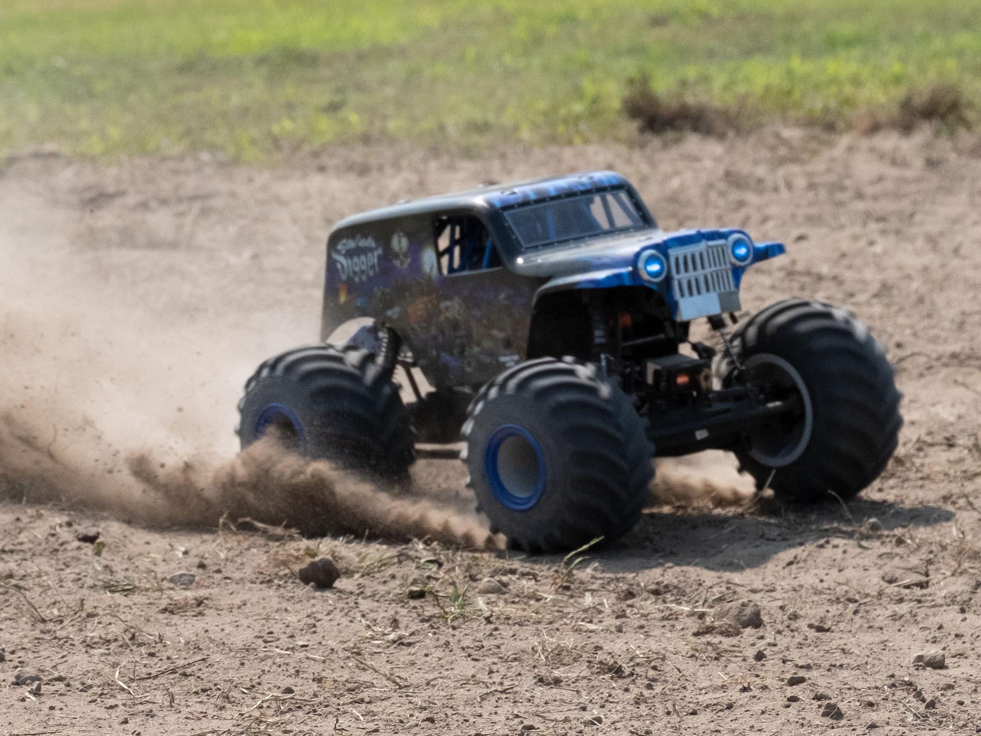 SonUvaDigger 4WD Solid Axle Monster Truck RTR