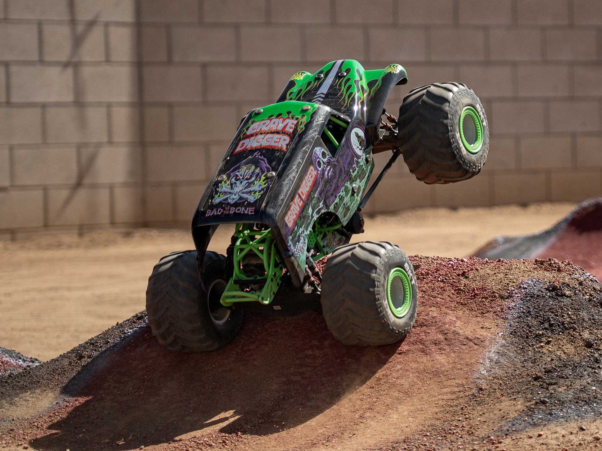 Arrma 1/8 LMT 2.0 Grave Digger 4X4 Solid Axle Monster Truck RTR