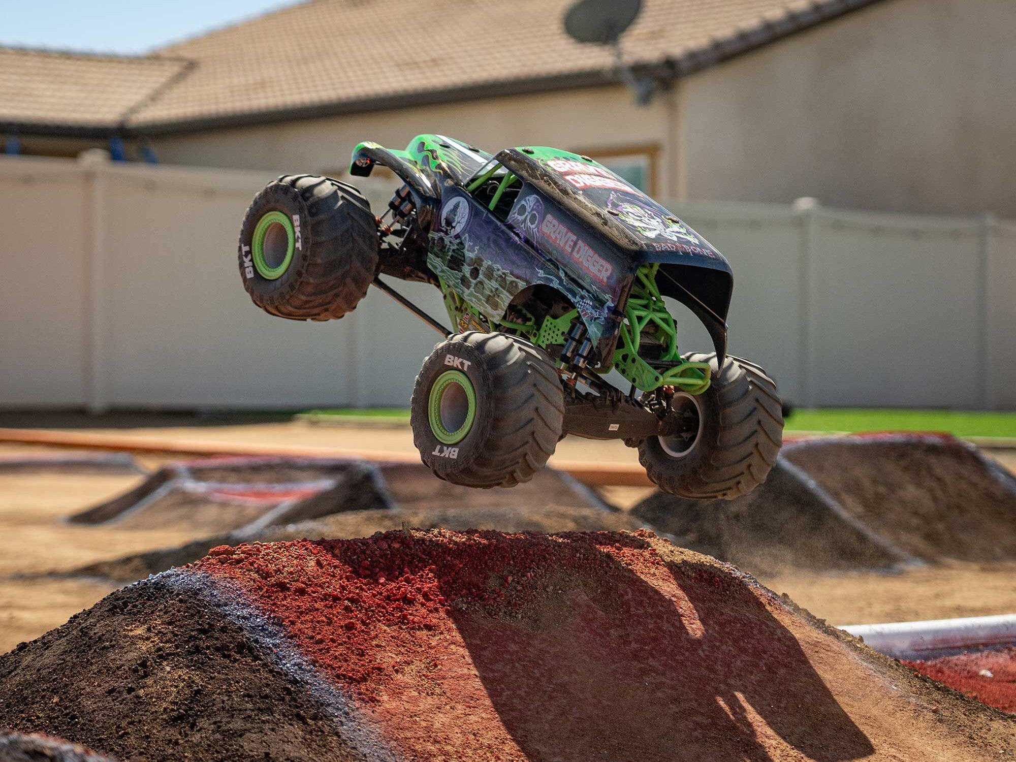 Arrma 1/8 LMT 2.0 Grave Digger 4X4 Solid Axle Monster Truck RTR