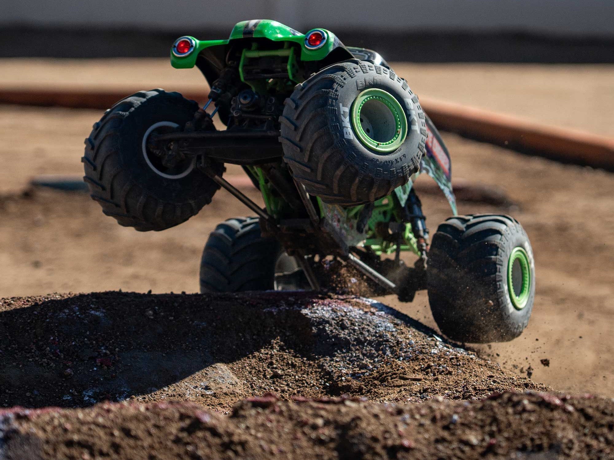Arrma 1/8 LMT 2.0 Grave Digger 4X4 Solid Axle Monster Truck RTR
