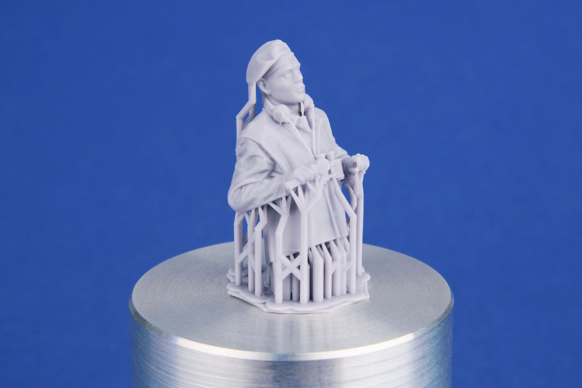 WWII British CW Tank Commander / Half Figure 1/35 British tank commander half figure, late WW2 period. 3D printed, the detail level and natural pose stand out. (All models are supplied unpainted)