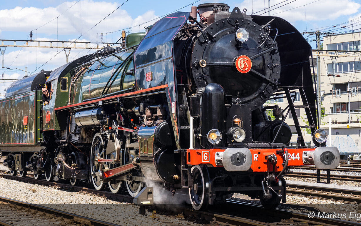 141R 1244 with large fuel tender green black livery with wh