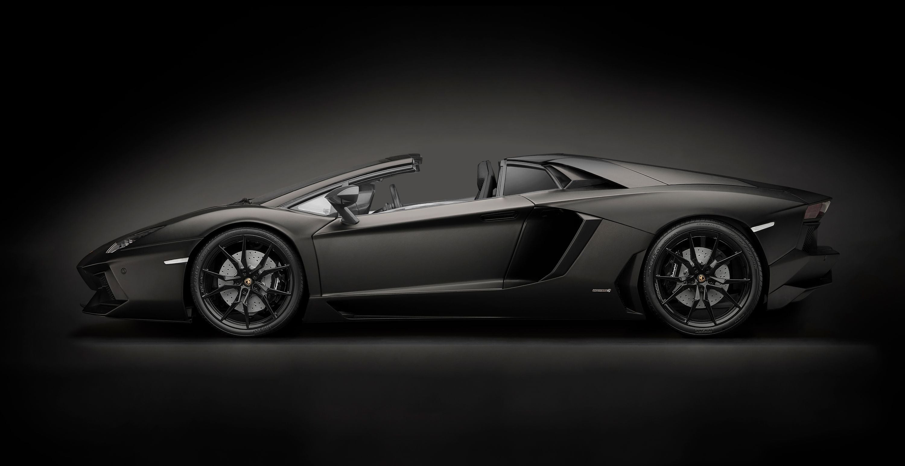 HK121 Lamborghini Aventador LP700-4 Roadster Nero Nemesis - 1:8 Scale Kit
