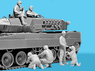 ICM Leopard 2 Crew of the Armed Forces of Ukraine (5 Figures & Dog)