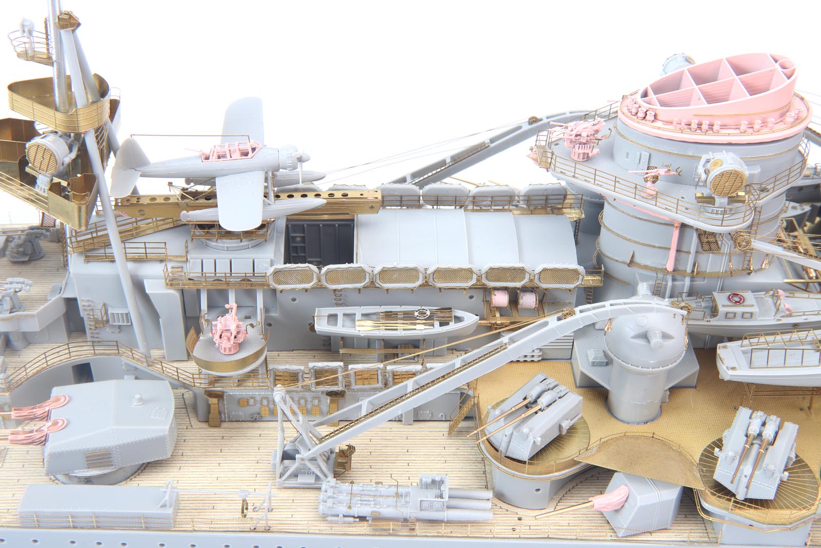 Detailed view of the DKM Scharnhorst model kit showcasing 1/200 scale ship detailing features.