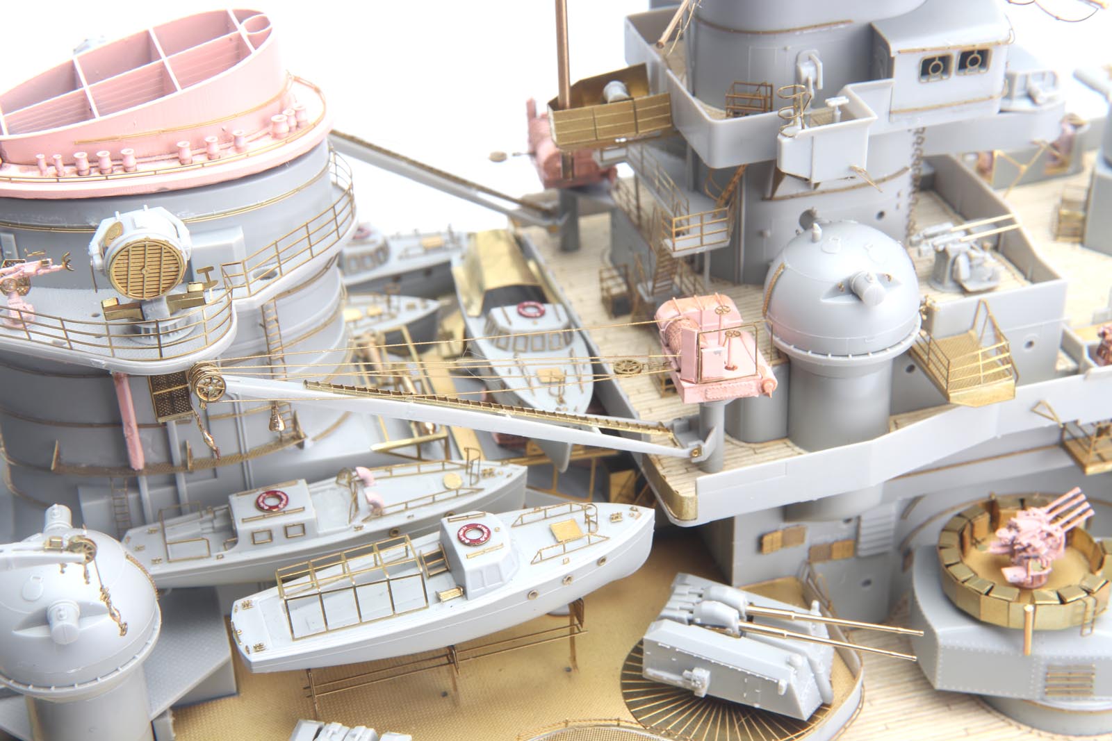 DKM Scharnhorst model kit detailed view with ship components and accessories in 1/200 scale.