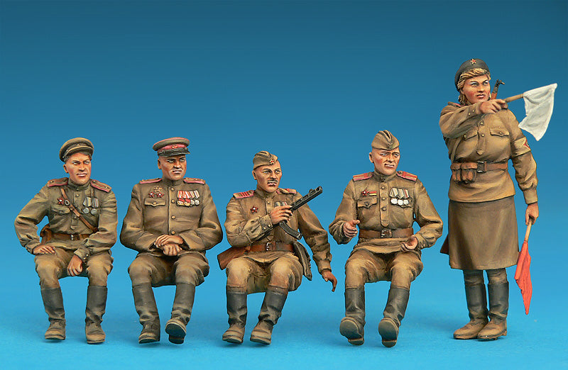 SOVIET JEEP CREW. SPECIAL EDITION Unassembled Plastic Model Kit contains five Figures and Weapons