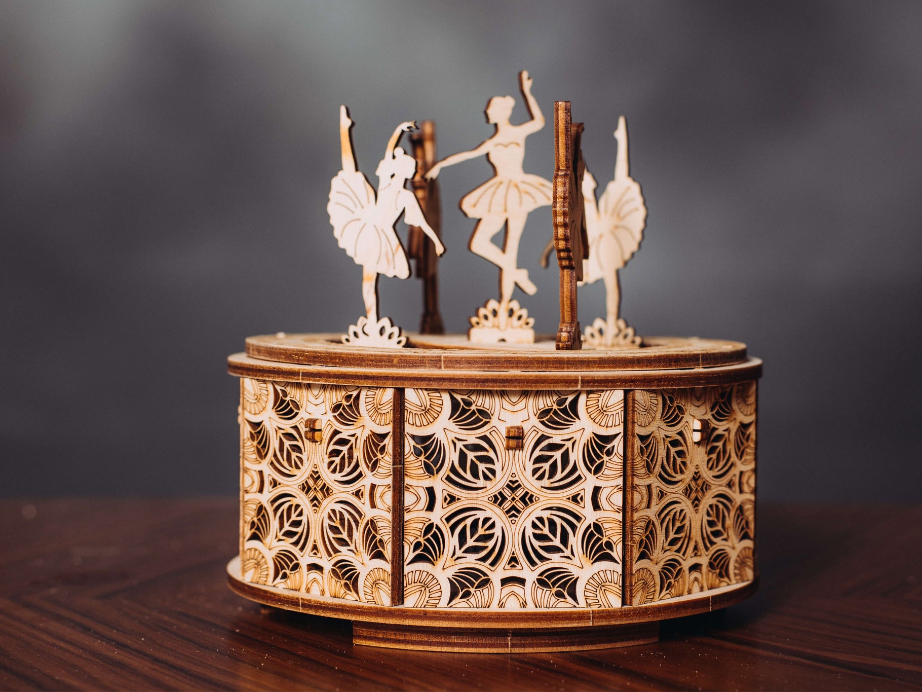 Dancing Ballerinas ( music box)