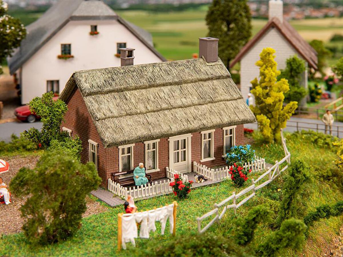 Faller North German House with Thatched Roof Hobby Kit I FA131318