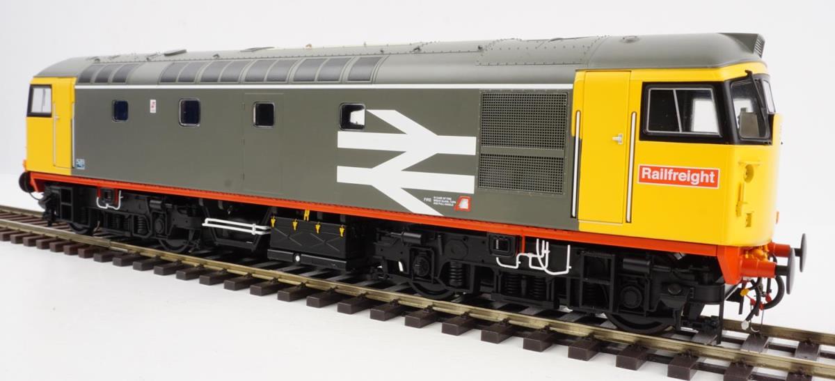 Heljan Class 26 025 BR Railfreight Red Stripe HN2681