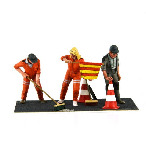 Le Mans Miniatures Marshalls (3) Figure Set 1 LMMCOFLM132002M