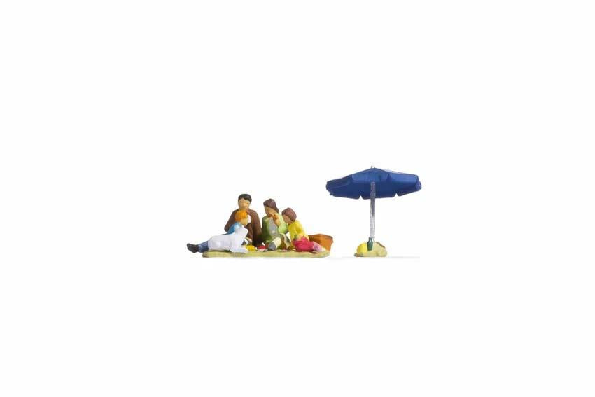 Noch Family Having a Picnic (4) Figure Set N15599